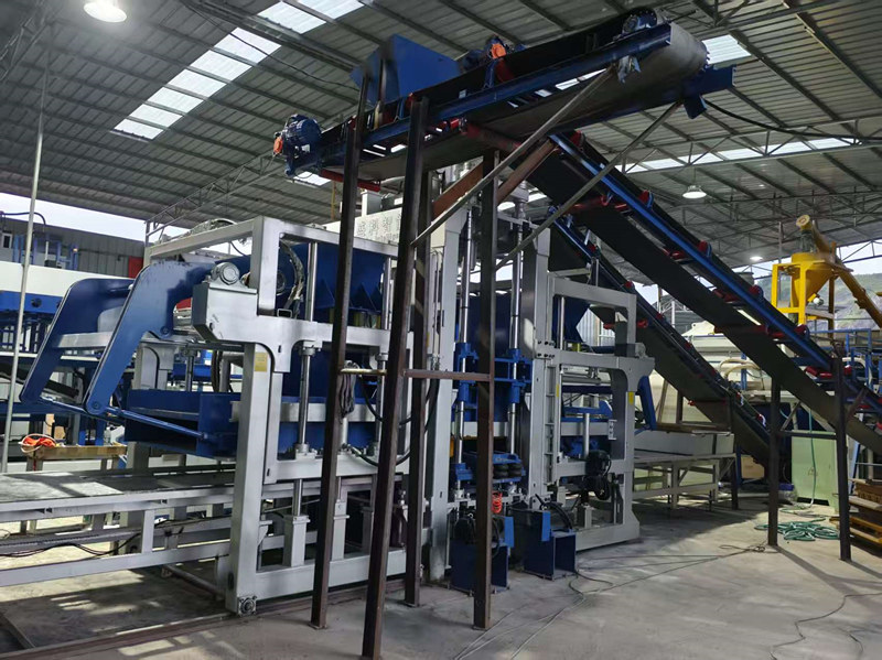 Công ty TNHH Sản xuất Thiết bị Thông minh Quanzhou Senko bàn giao dây chuyền sản xuất gạch tự động hoàn toàn cho nhà máy Ji'an, tỉnh Giang Tây – Hệ thống QT12 đạt sản lượng cao hơn với số lượng nhân công ít hơn.