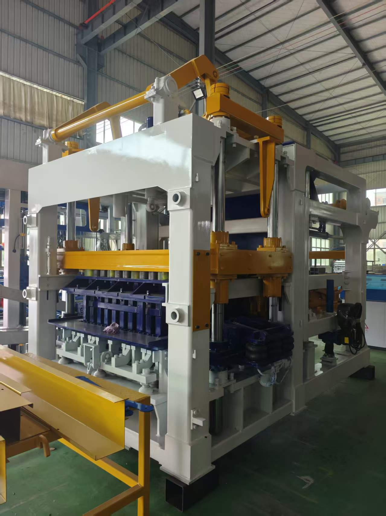 Dây chuyền sản xuất gạch bê tông đã được vận chuyển thành công đến Trung Á.